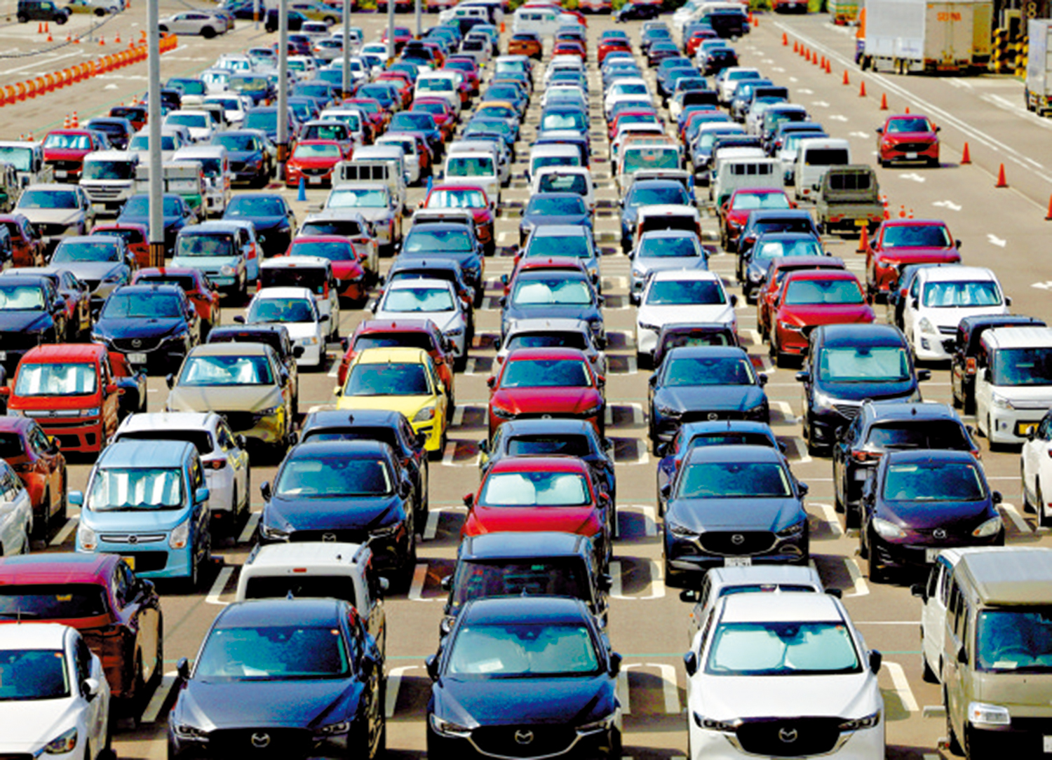 　　圖：廣島縣汽車工廠內停放的馬自達汽車。\路透社