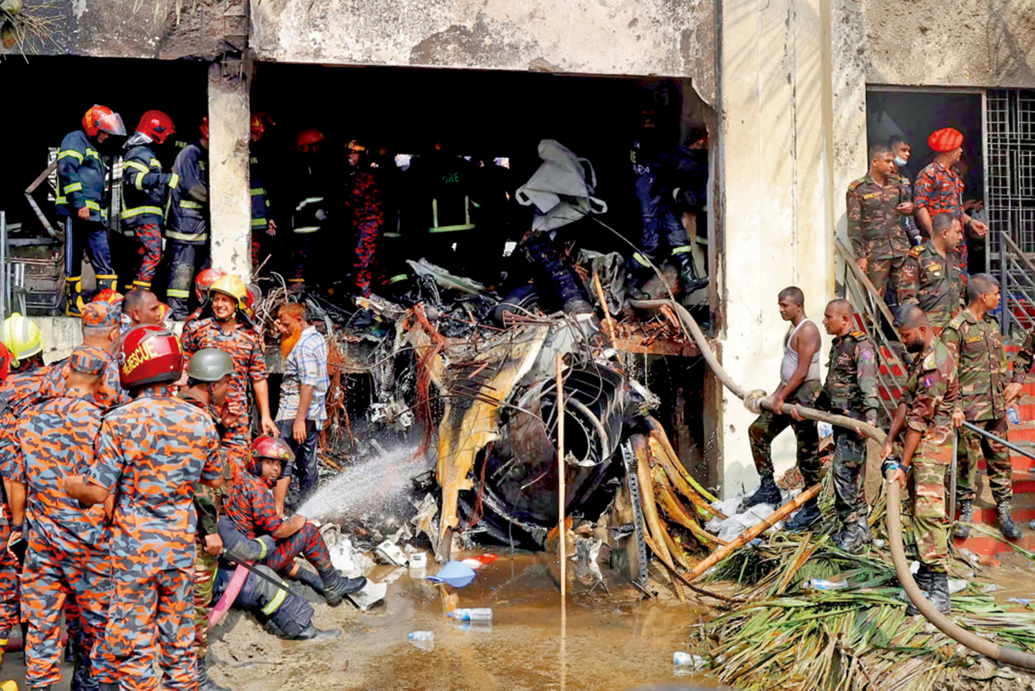 　　圖：孟加拉救援人員在墜機現場搜救。\法新社