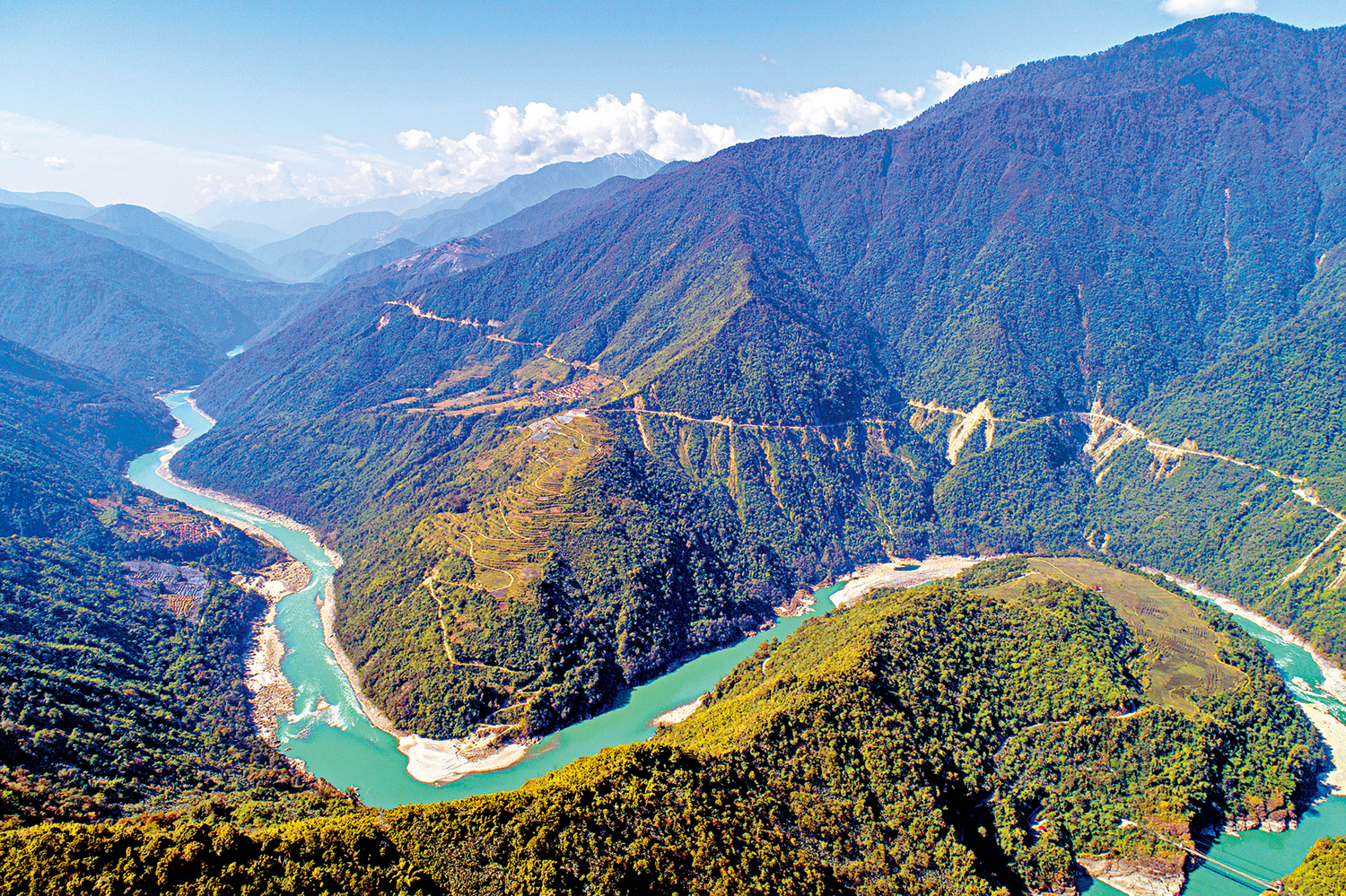 　　圖：規模超3個三峽的雅江下游水電工程近日於西藏林芝市正式開工，採取截彎取直、隧洞引水開發方式建設5座梯級電站。圖為位於西藏東南部的墨脫縣，地處雅江下游，地勢險要。\中新社