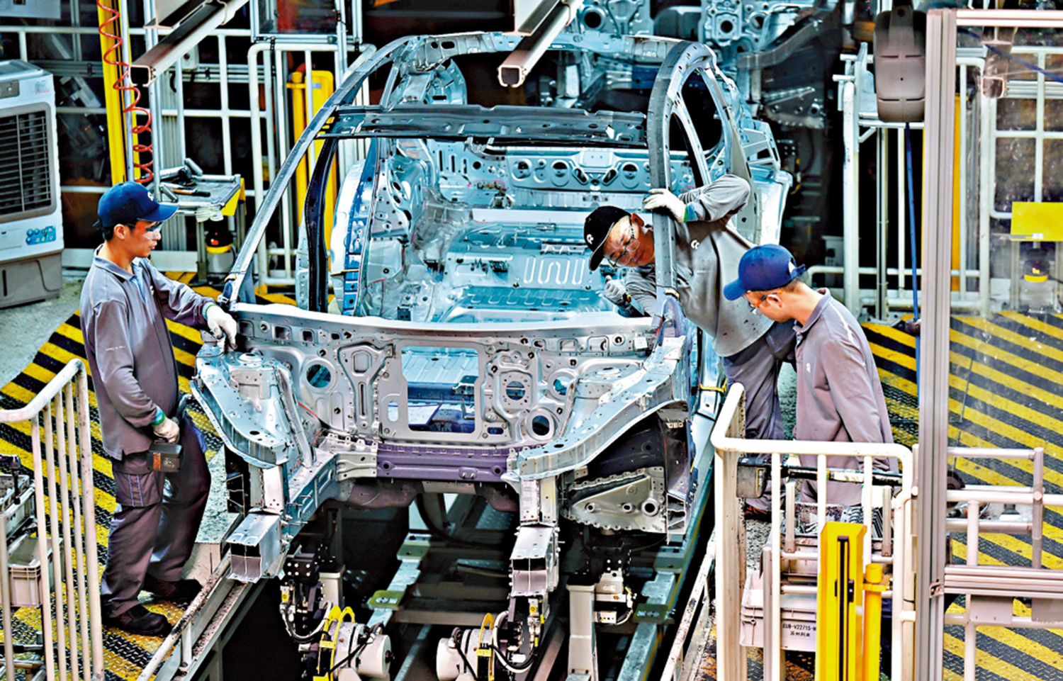 　　圖：在合肥市新橋智能電動汽車產業園，蔚來第二工廠中的新能源汽車生產線。 新華社