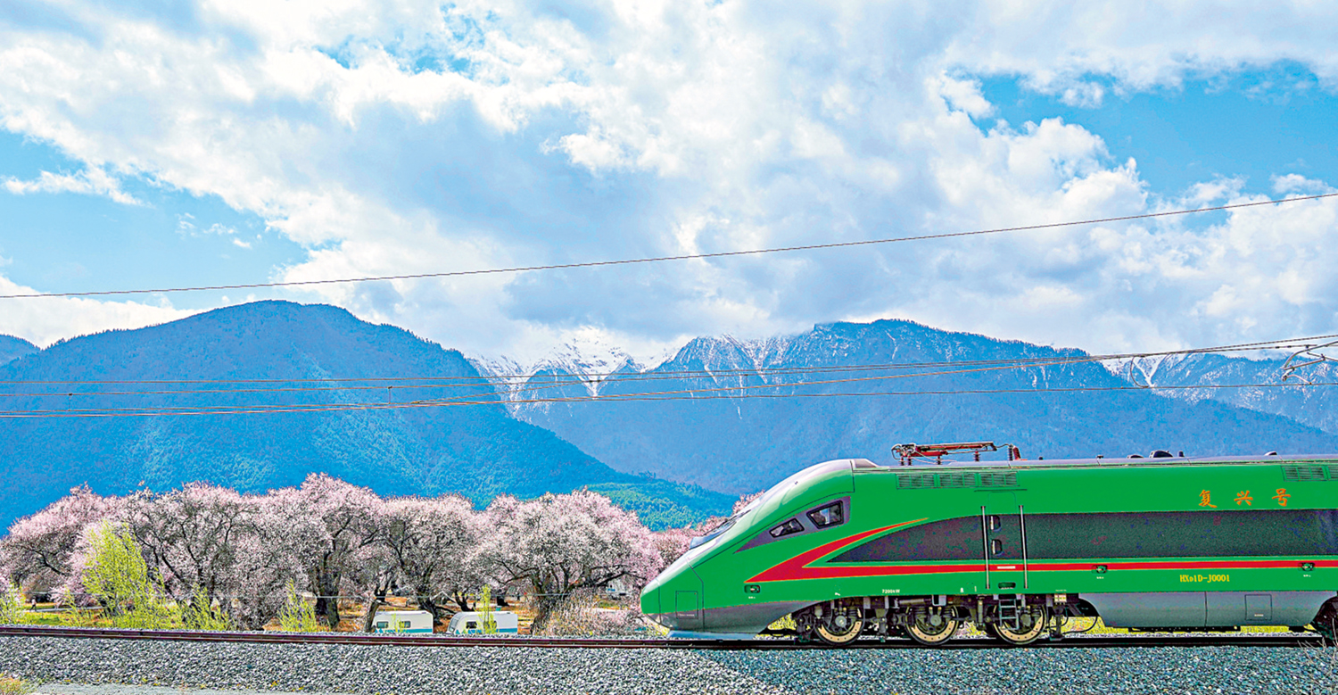 　　圖：作為西藏首條高原電氣化鐵路，從拉薩至林芝的拉林鐵路為沿線居民帶來極大便利。圖為復興號列車穿行在拉林鐵路林芝段。\新華社