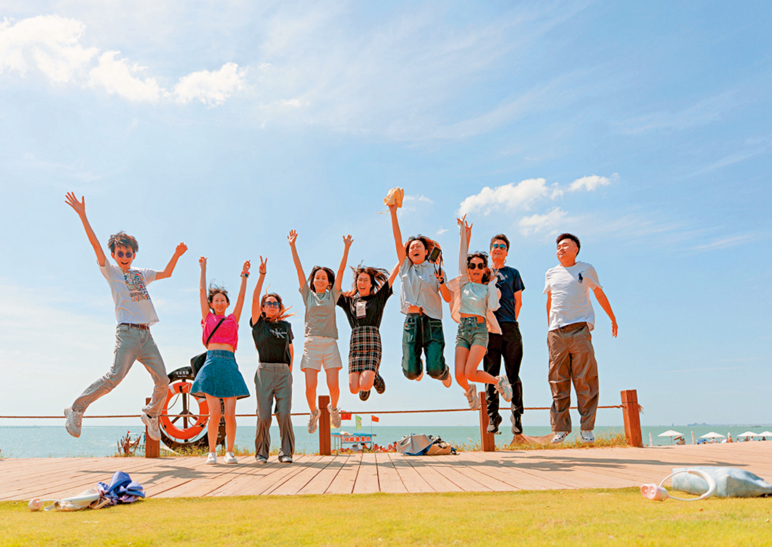 　　圖：學子們在日照陽光海岸綠道打卡留念。\大公報記者胡卧龍攝