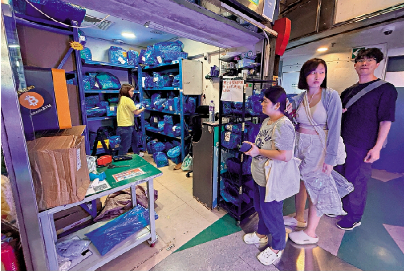 　　圖：越來越多港人習慣透過網購平台從內地購買商品，安排集運及到自提點收貨，增加了消費風險。\大公報記者麥潤田攝