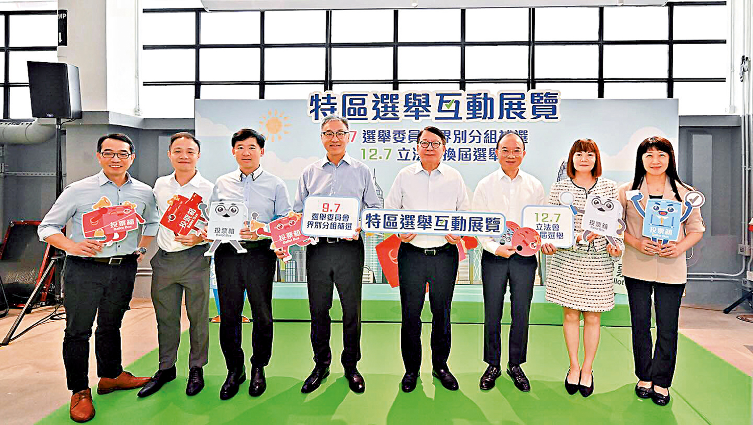 　　圖：政務司司長陳國基、政制及內地事務局局長曾國衞，以及選管會主席陸啟康昨天到中環街市舉行的「特區選舉互動展覽」參觀，呼籲十二月七日立法會選舉投票。