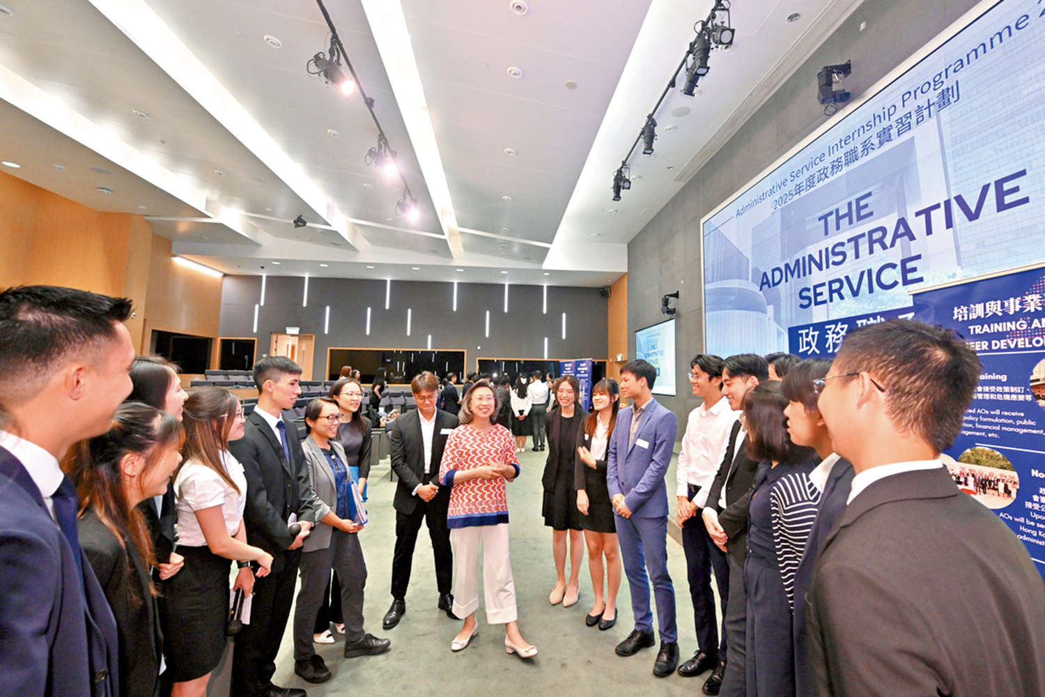 　　圖：楊何蓓茵（中）與參加政務職系暑期實習計劃的大專學生交流。