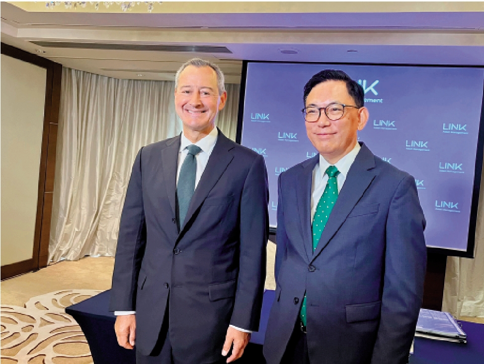 　　圖：王國龍（右）表示，目前是理想的交棒時機。旁為歐敦勤。