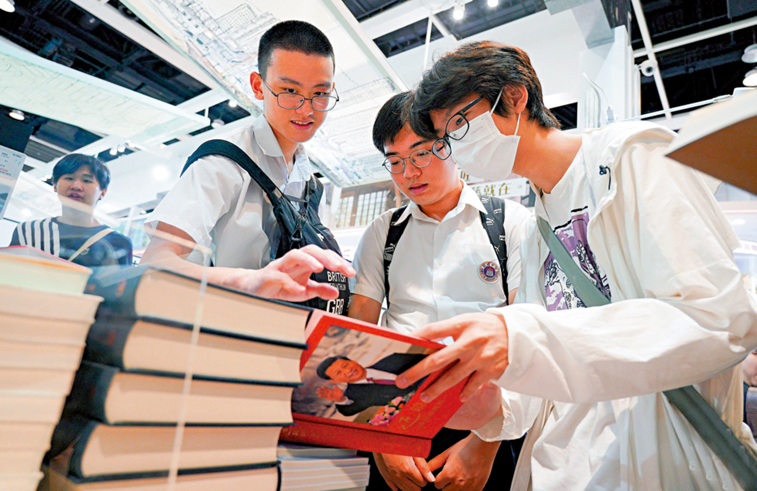 　　圖：習主席的著作吸引大批學生爭相閱讀。