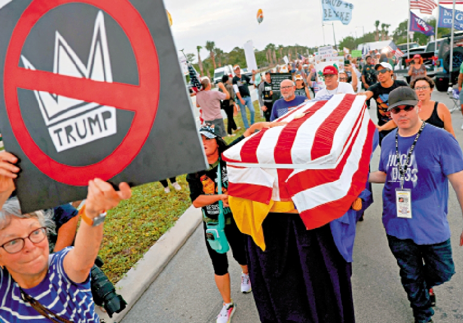 　　圖：示威者在佛州海湖莊園外舉行抗議特朗普集會。\法新社