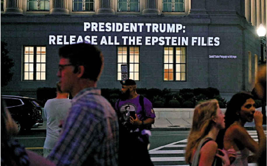 　　圖：美國商務部大樓外牆被投影標語，要求特朗普公開所有愛潑斯坦案文件。\法新社