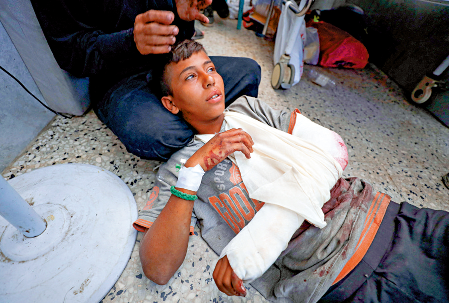 　　圖：一名加沙兒童22日在以軍空襲中受傷。\路透社