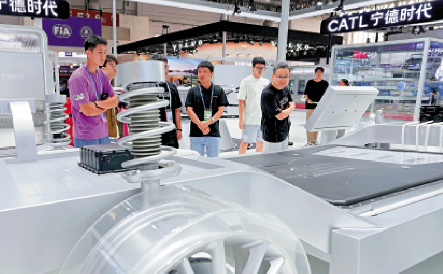 　　圖：7月19日，參觀者在鏈博會智能汽車鏈展區的寧德時代展台參觀神行超充電池。\新華社