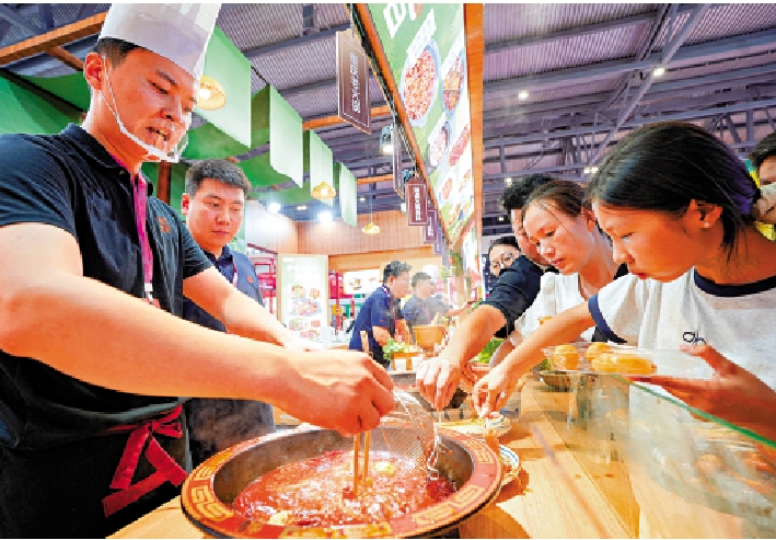 　　圖：民眾在鄭州航空港的中原國際會展中心參加火鍋展。