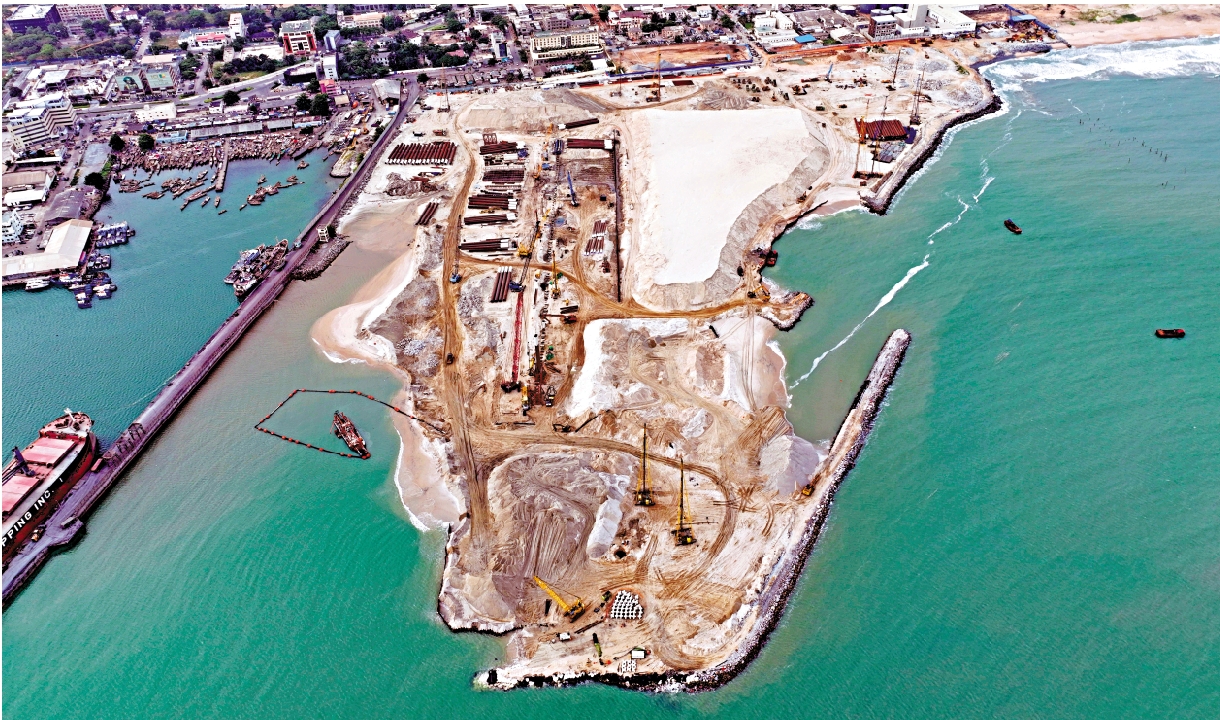 　　圖：在貝寧科托努，中企承建的科托努自治港5號碼頭正在施工。/新華社