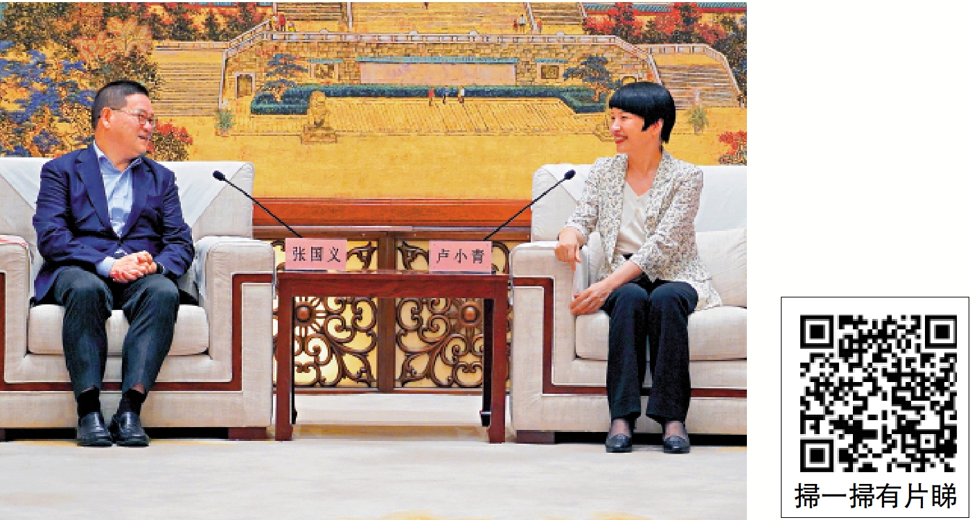 　　圖：江西省委常委、省委宣傳部部長盧小青（右）與香港大公文匯傳媒集團副董事長、總編輯張國義（左）交流。\大公報記者黃慧攝