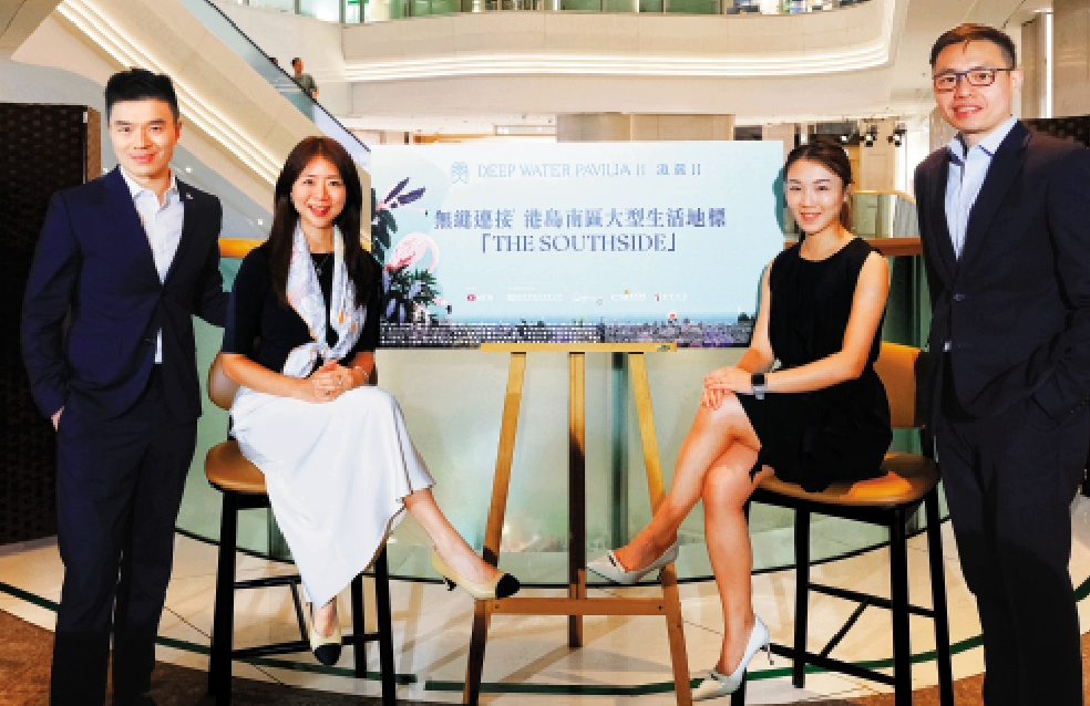 　　圖：何家欣（左二）指，滶晨於平台層設5個出入口，連接不同方向，方便住戶出入。