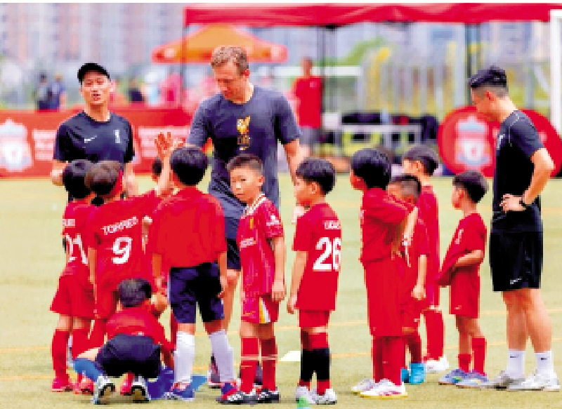 　　圖：利物浦球星在將軍澳足球中心指導小將技術。\網上圖片