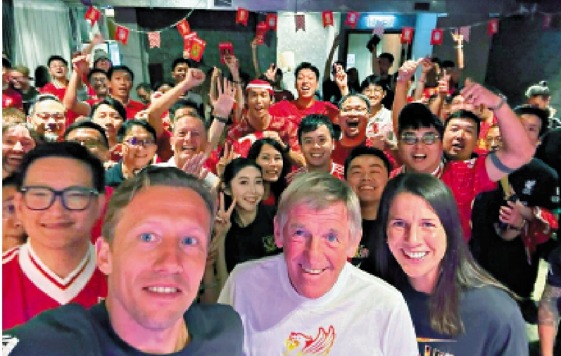 　　圖：盧卡斯（前排左）日前與利物浦名宿杜格利殊（前排左二）出席見面會。