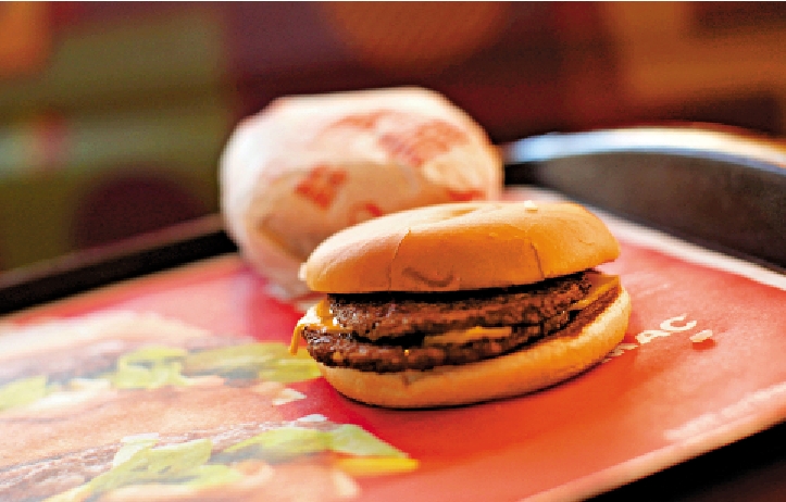 　　圖：美媒稱，美國消費者正為「史上最貴的漢堡埋單」。\路透社