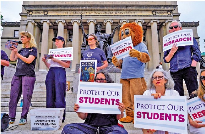　　圖：哥大教職員工今年6月舉行示威，反對向特朗普政府妥協。/路透社