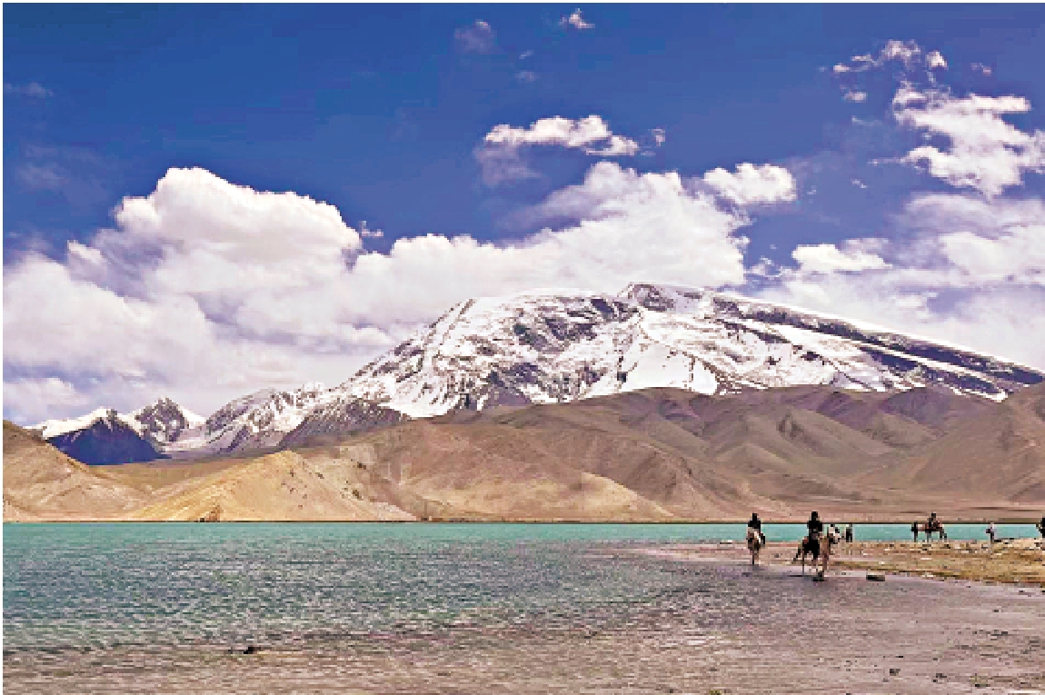 　　圖：位於新疆阿克陶縣的喀拉庫勒湖。\作者供圖