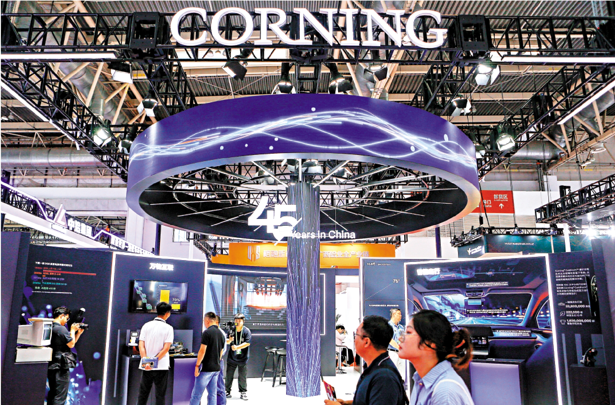 　　圖：中美即將在瑞典舉行新一輪經貿會談。在全球面臨動盪與不確定性的當下，中美以對話聚共識、以行動促共贏，符合兩國共同利益和國際社會期待。今屆鏈博會美國康寧公司展出各類尖端產品，借力「中國速度」強化全球供應鏈。\新華社