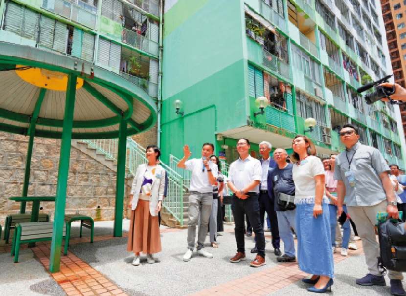 　　圖：何永賢鼓勵市民到西環邨資訊館和「梯間拾趣」遊徑走走，了解重建資訊，並感受香港屋邨魅力。