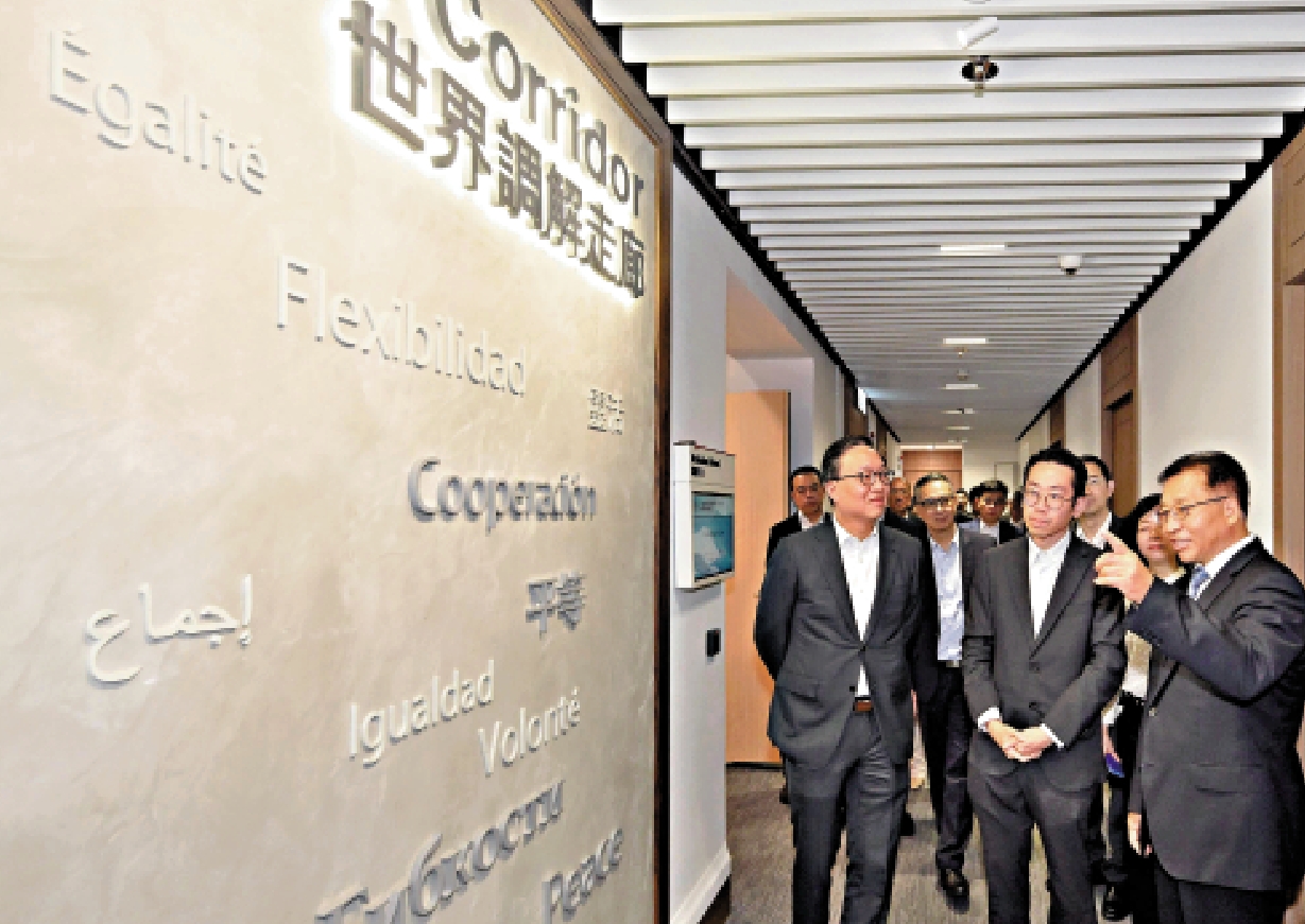 　　圖：律政司司長林定國（前排左）和外交部駐港公署特派員崔建春（前排右）昨日在國際調解院總部大樓參觀。