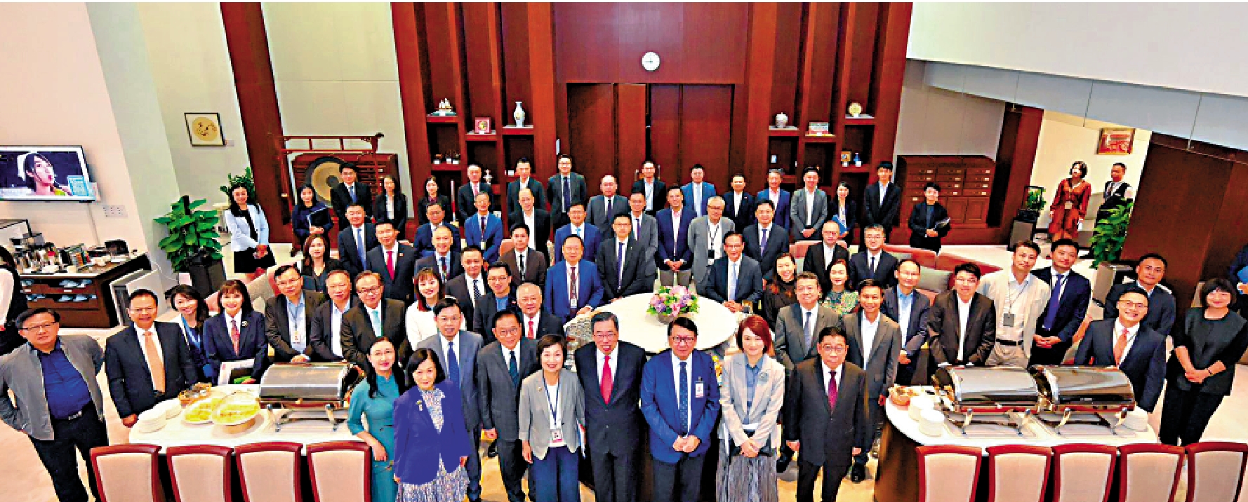　　圖：政務司司長陳國基昨日率官員出席立法會前廳交流會，討論人才及教育政策。
