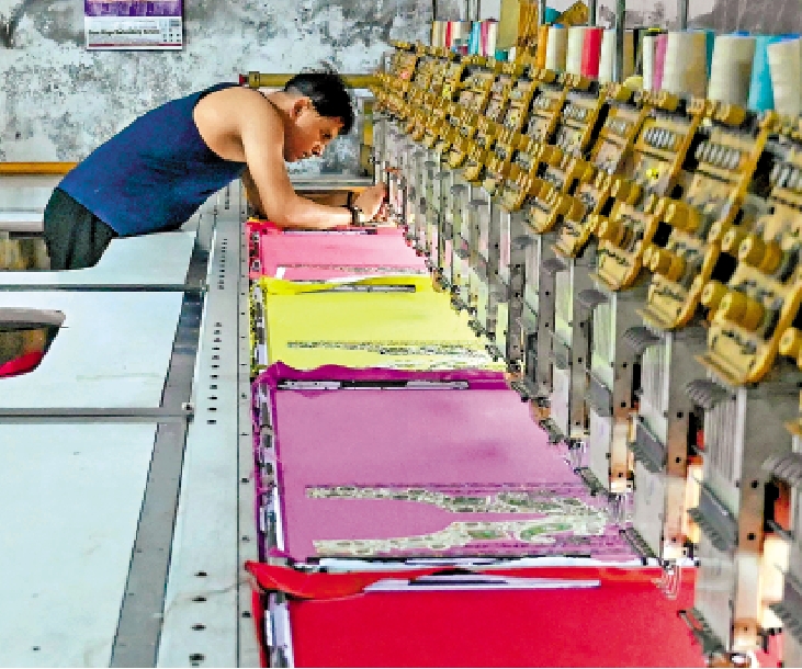 　　圖：印度輸美商品將面臨25%的關稅。圖為印度工人在服裝廠工作。\法新社