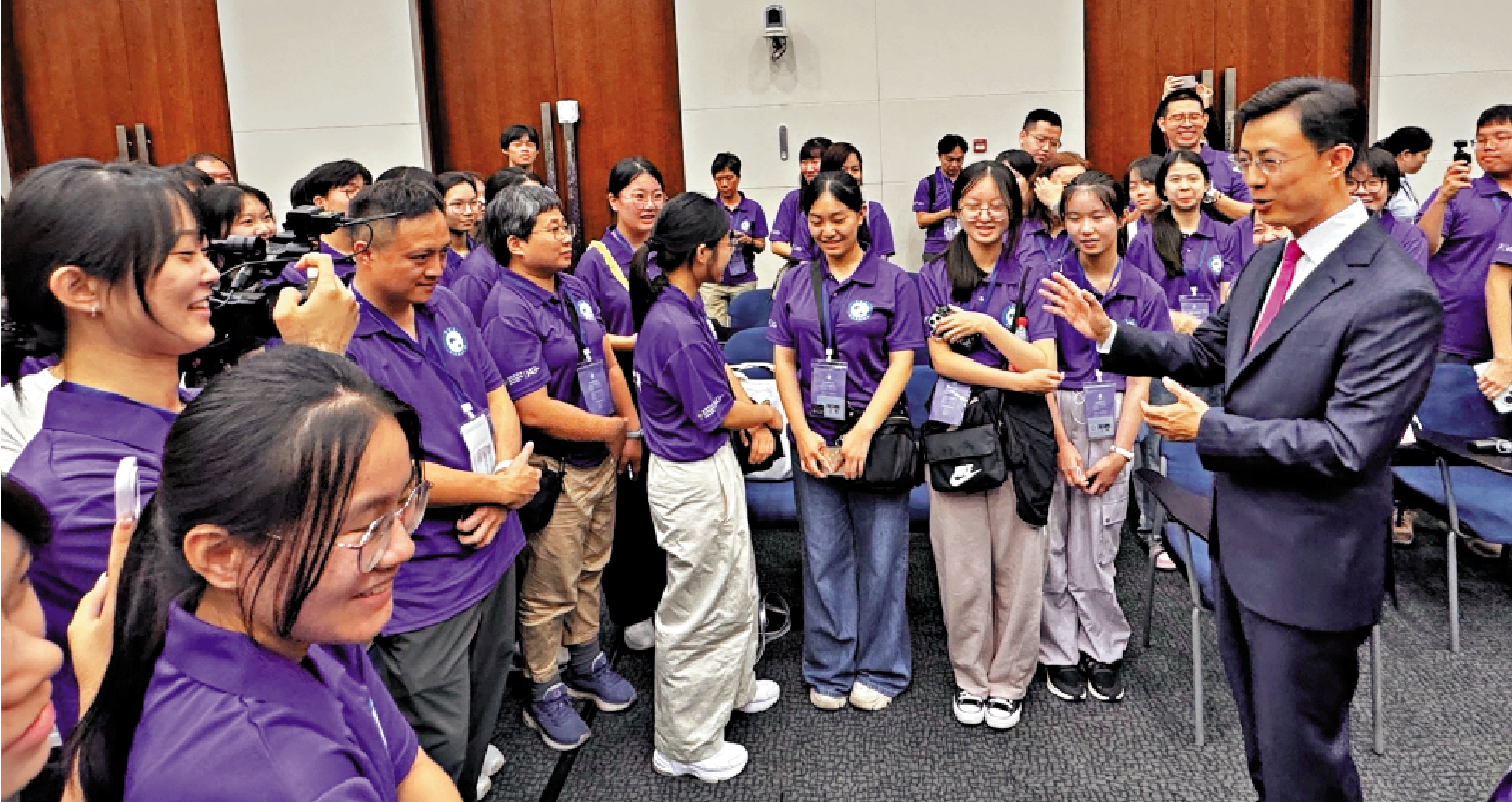 　　圖：第十七屆「香港盃」外交知識競賽參訪團走進外交部，外交部發言人郭嘉昆與港生親切交流。/大公報記者馬靜攝