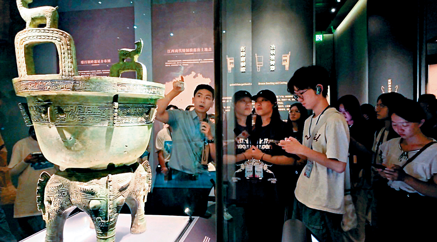 　　圖：學子在江西省博物館參觀。\大公報實習記者董秋辰攝