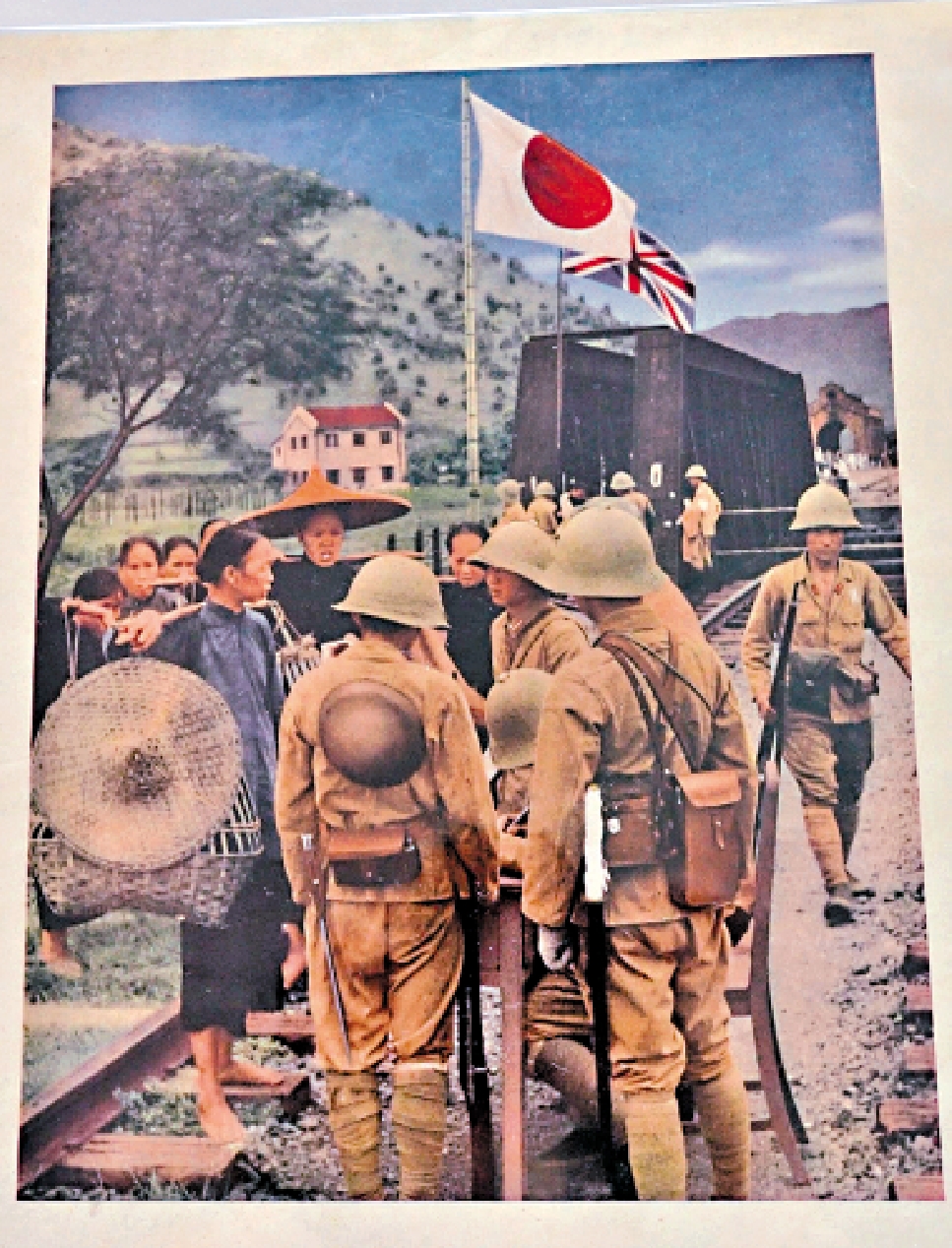 　　圖：在羅湖橋站崗的日本士兵盤查正前往深圳的香港農村婦女，目的是要斷絕香港支援內地抗戰。\林建強提供