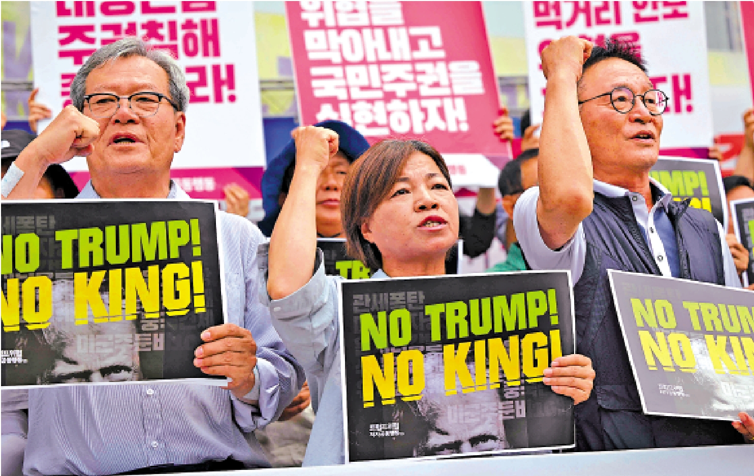 　　圖：韓國民眾在美國駐韓大使館外抗議特朗普關稅政策。\法新社