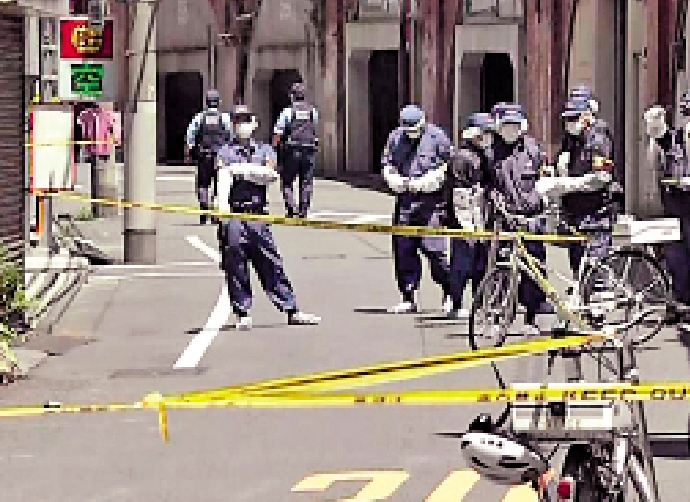 　　圖：日本警方7月31日在兩名中國籍男子遇襲現場進行調查。\網絡圖片