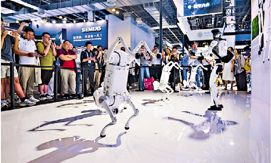 　　圖：中國移動自研機器狗及機器人，在世界人工智能大會展覽現場進行舞蹈表演。\新華社