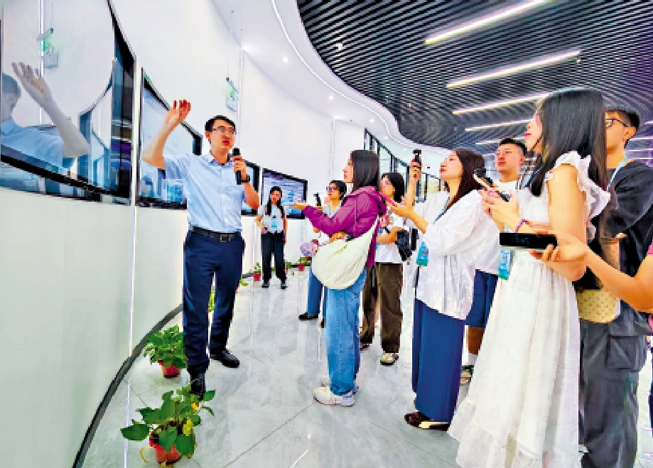 　　圖：採訪團在內蒙古數據交易中心參觀採訪。