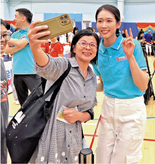 圖:江旻憓(右)與市民合照。\大公報記者朱家立攝