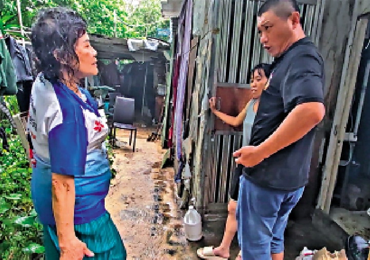 　　圖：九華徑村居民講述逃生的驚險過程。\大公報記者盛德文攝