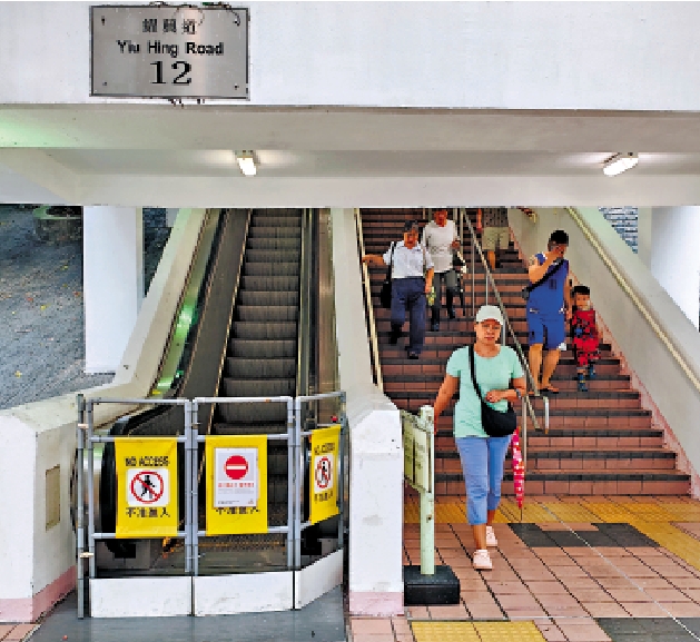 　　圖：筲箕灣耀東邨於暴雨期間三條主要扶手電梯停運。
