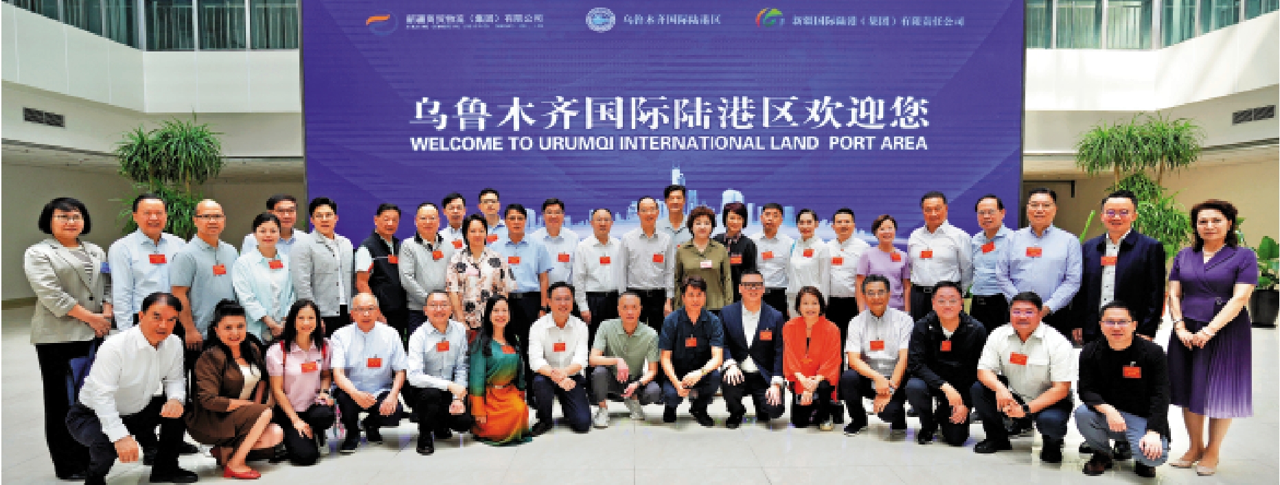 　　圖：港區人大代表團昨日視察烏魯木齊國際陸港區。\大公報記者何嘉駿攝