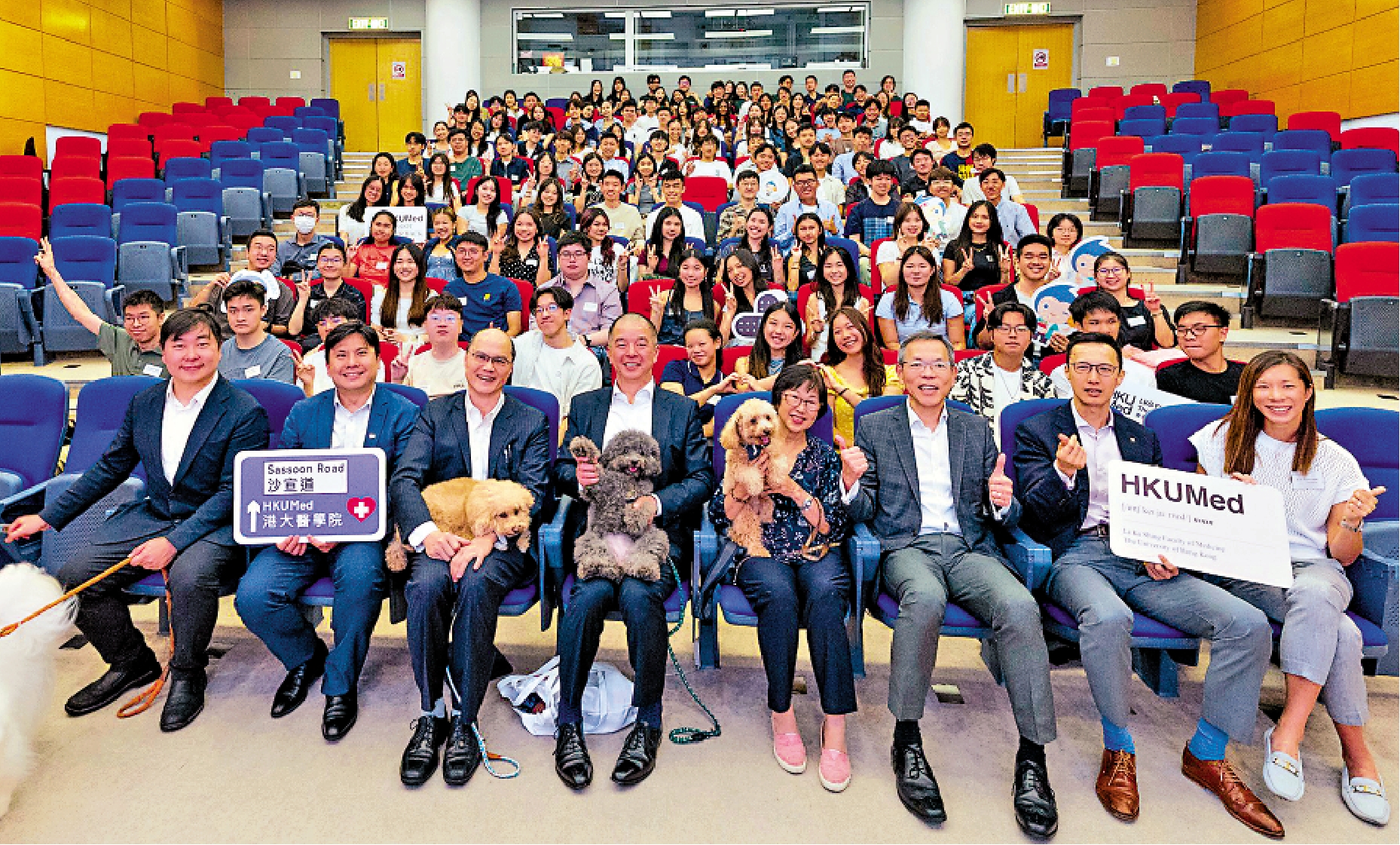 　　圖：港大醫學院前日舉行新生聚會，院長劉澤星教授，聯同學院領導團隊及四位新上任的「毛孩教授」，與逾百名新生出席聚會。