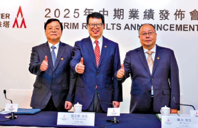 　　圖：左起：鐵塔總會計師胡少峰、董事長張志勇、總經理陳力。