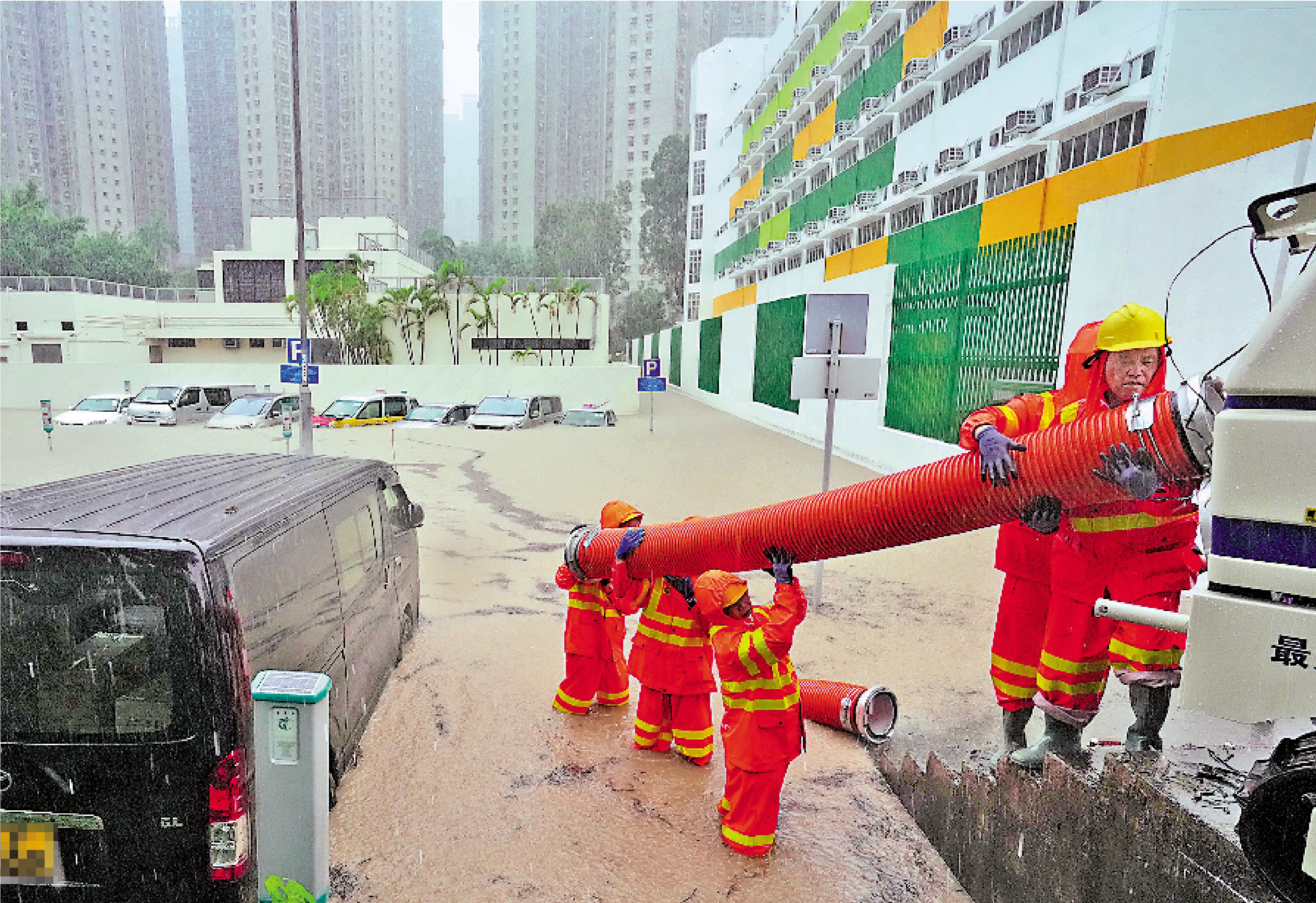 　　圖：將軍澳敬賢里停車場車輛被淹沒，渠務署出動「龍吸水」排水機械人到現場疏導積水。\大公報記者麥潤田攝
