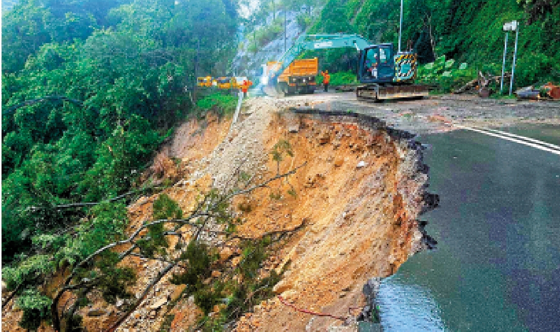 　　圖：黑雨期間全港多處出現山泥傾瀉。圖為路政署在新娘潭進行緊急斜坡及路面修復工程。