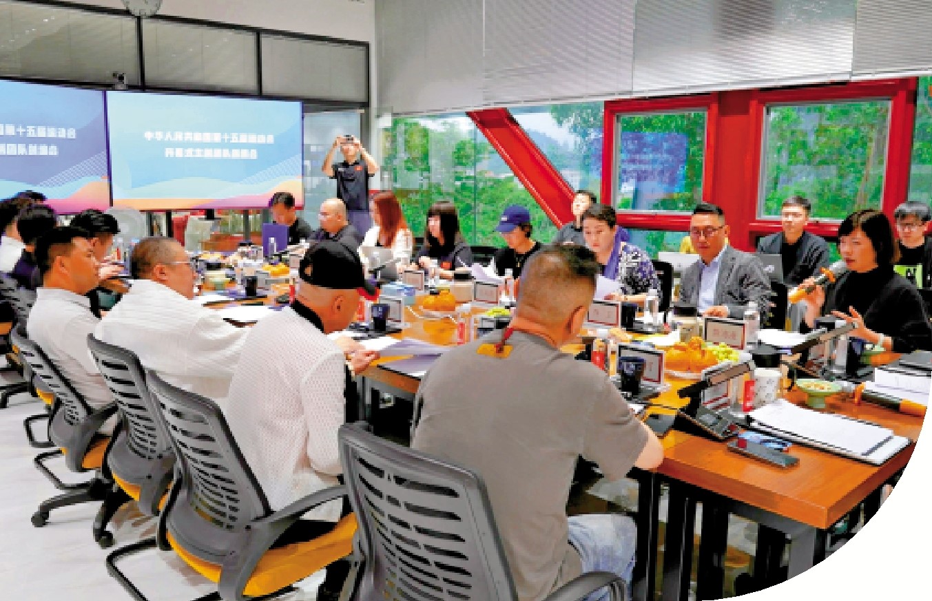 　　圖：開幕式主創團隊在開會討論。\受訪者供圖