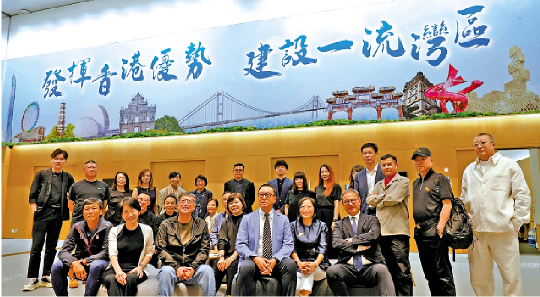 　　圖：劉偉強（前排左三）帶領開幕式主創團隊在香港調研。\受訪者供圖