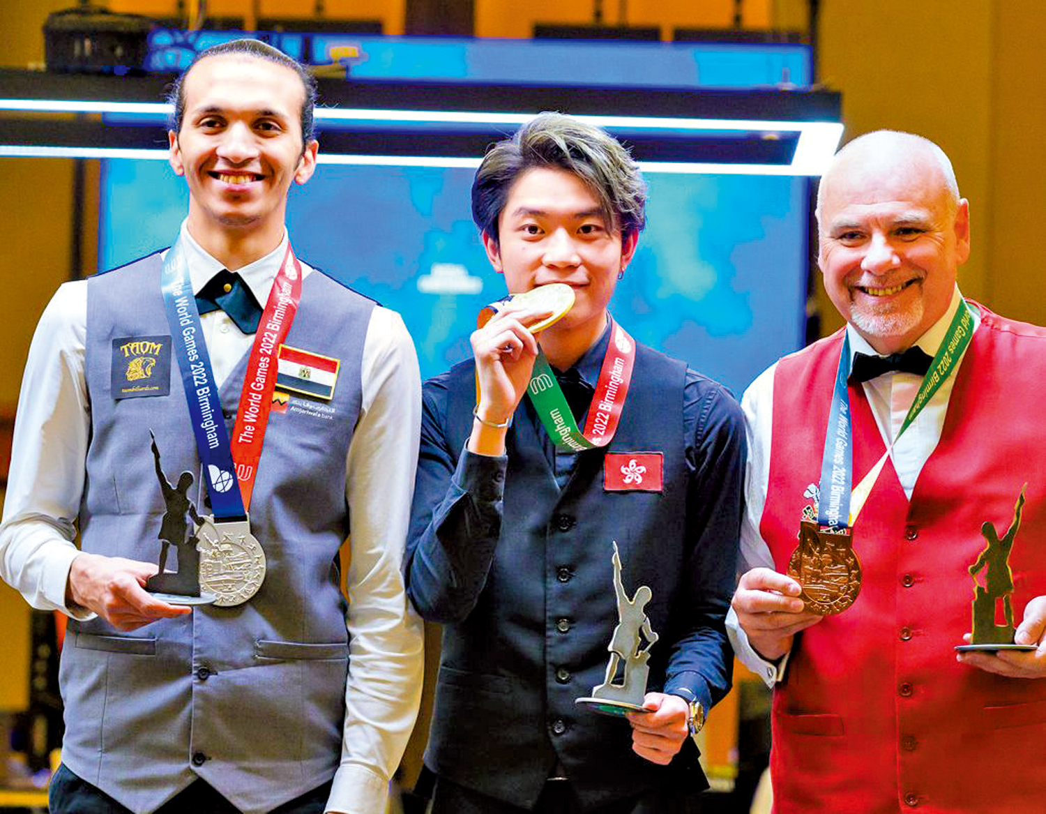 　　圖：張家瑋（中）在上屆世運會贏得英式桌球金牌。\資料圖片