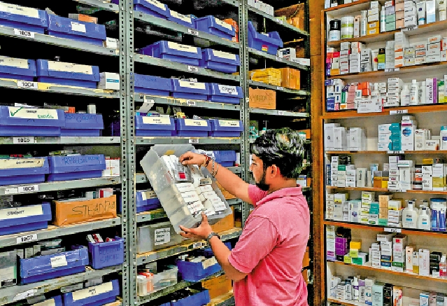 　　圖：特朗普將對藥品加徵關稅，印度製藥業勢必遭到打擊。圖為印度海得拉巴的一家藥店。\法新社