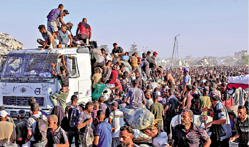 　　圖：在加沙南部的汗尤尼斯，巴勒斯坦人爬上一輛貨車尋找救援物資。\路透社