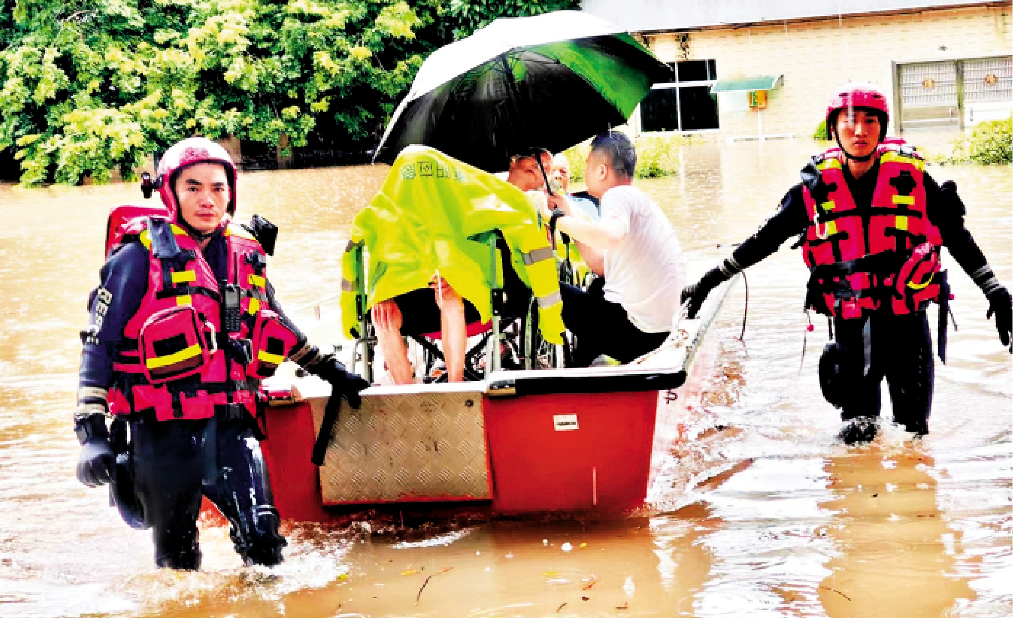 　　圖：8月5日上午10時許，惠州市惠陽區一養老院因暴雨積水，當地消防人員緊急救援。\受訪者供圖